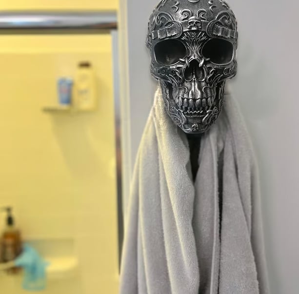 🏴☠️Motorcycle helmet and jacket skull holder🎁