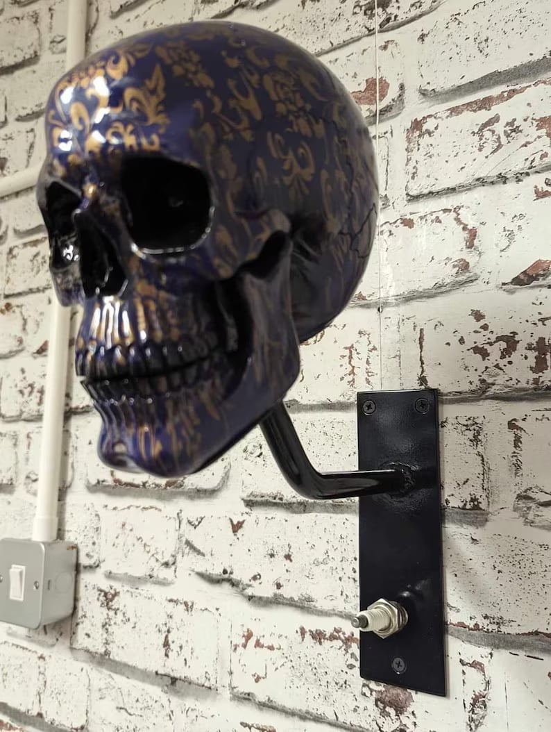 🏴☠️Motorcycle helmet and jacket skull holder🎁