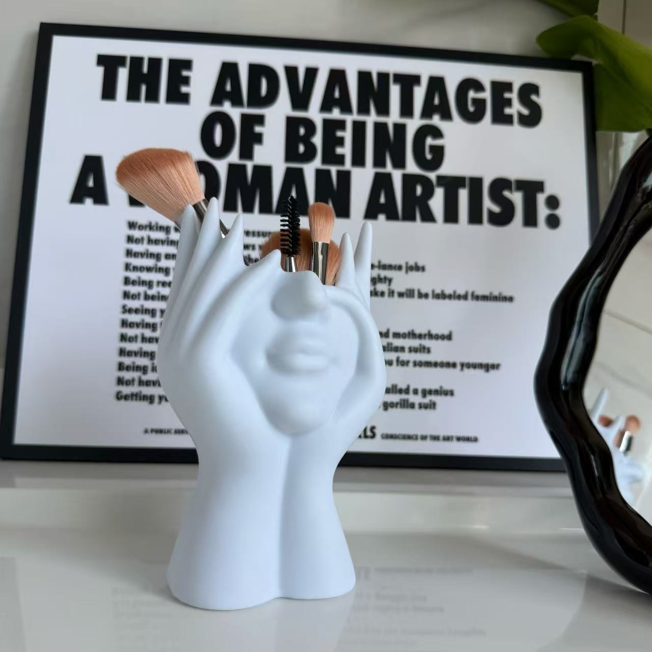 Creative hand-shaped makeup brush holder  flower stand🎁